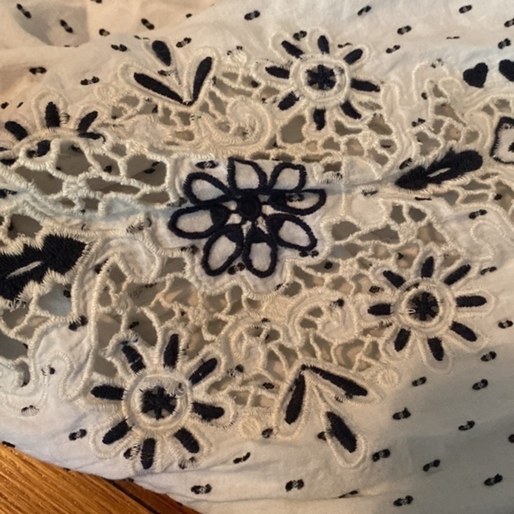 Womens H&M peasant style embroidery too order sleeves EUC size 8. - Picture 2 of 5